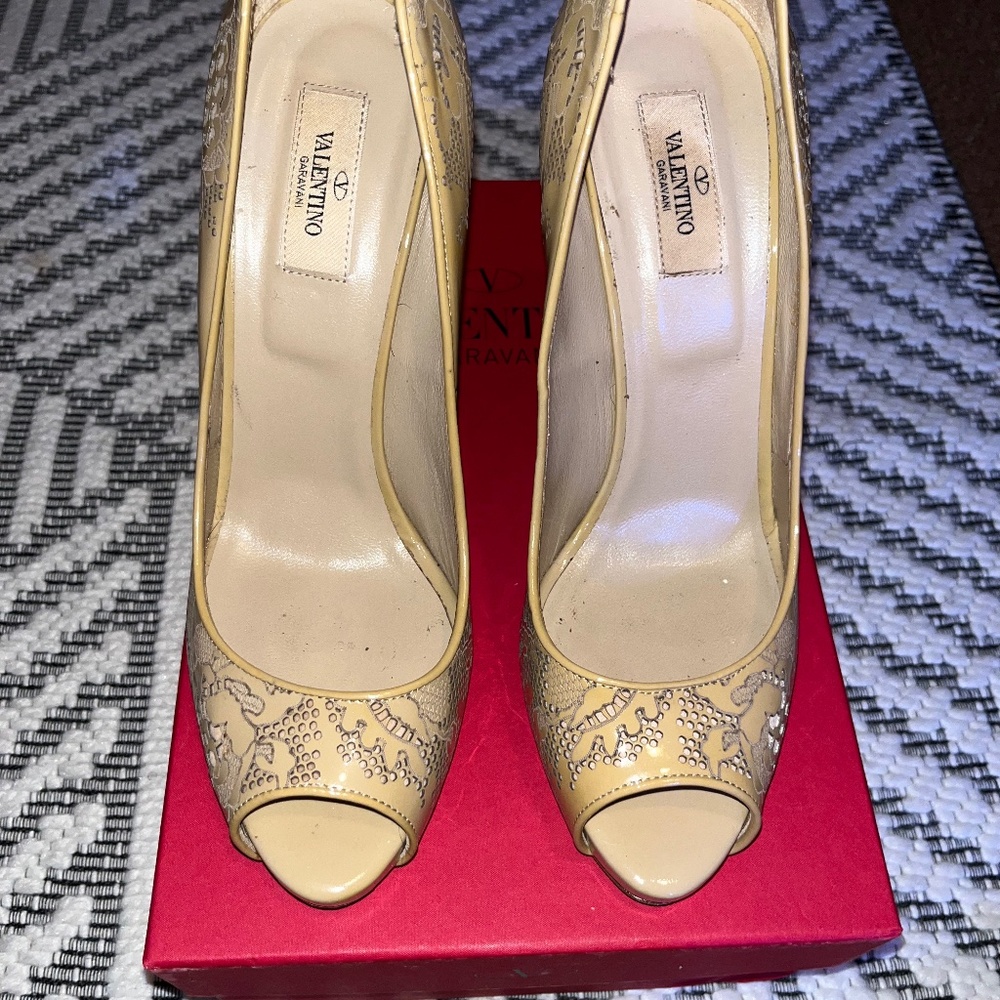 Nude floral Valentino pump